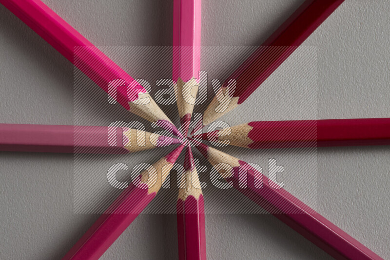 مجموعة من الأقلام الخشبية الملونة بألوان مختلفة