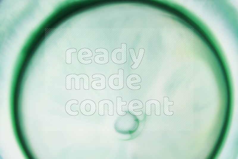 لقطة مقربة لأنماط دوامية بتدرجات اللون الأخضر