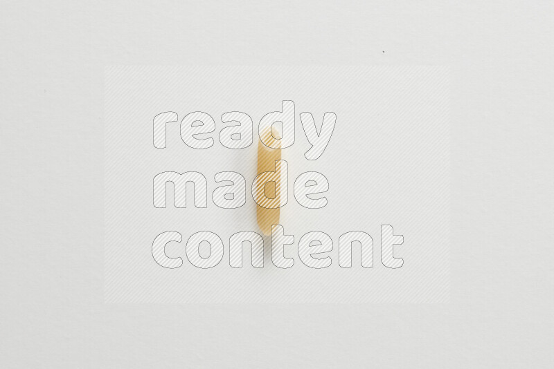 معكرونة فرن صغيرة علي خلفية بيضاء