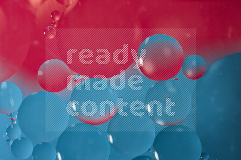 لقطات مقربة لفقاعات من الزيت على سطح الماء باللون الأزرق والوردي