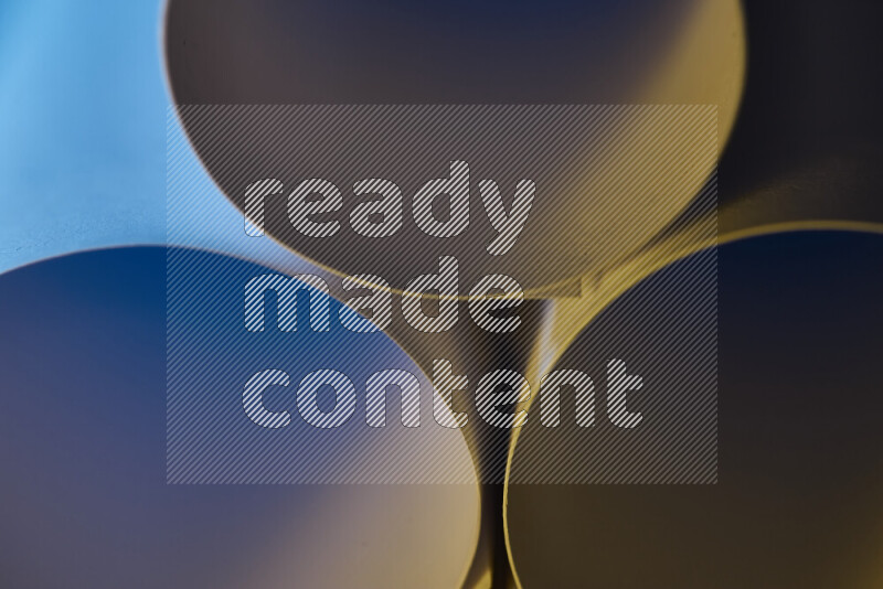 الصورة تعرض فن ورقي تجريدي بأشكال دائرية بدرجات متنوعة من اللون الأزرق والدرجات الدافئة