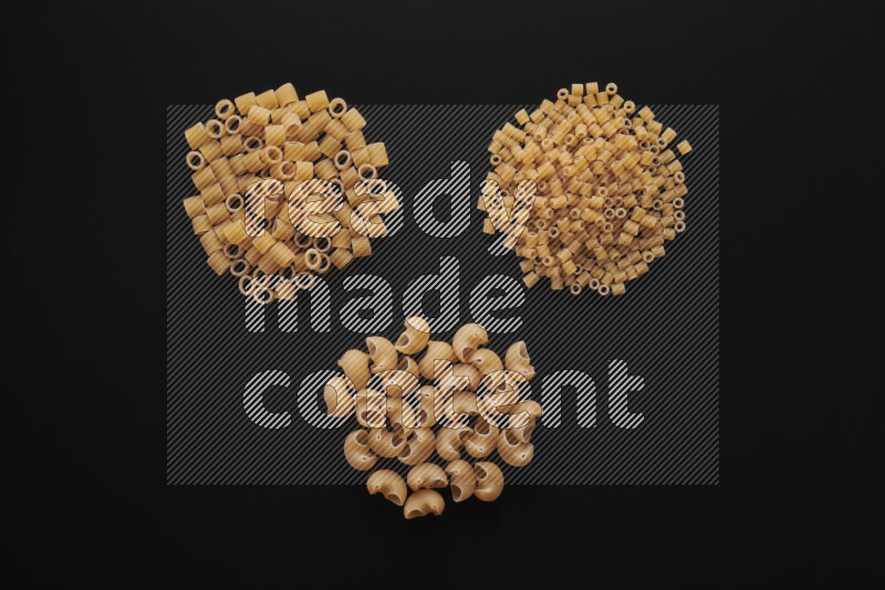 أنواع مختلفة من المعكرونة علي خلفية سوداء