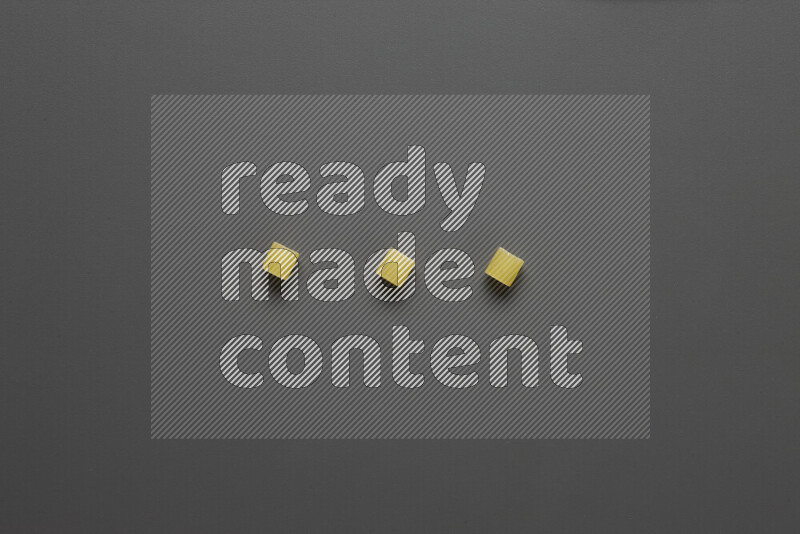 معكرونة مرمرية علي خلفية رمادية