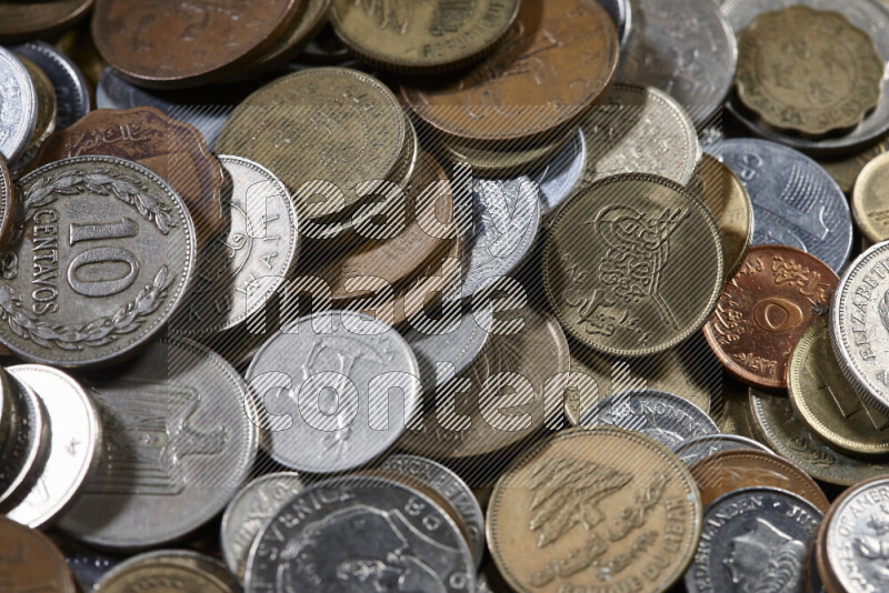 لقطات مقربة لعملات معدنية قديمة عشوائية على خلفية سوداء