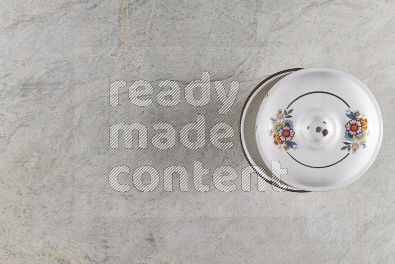 وعاء عتيق معدني على خلفية من الرخام الرمادي