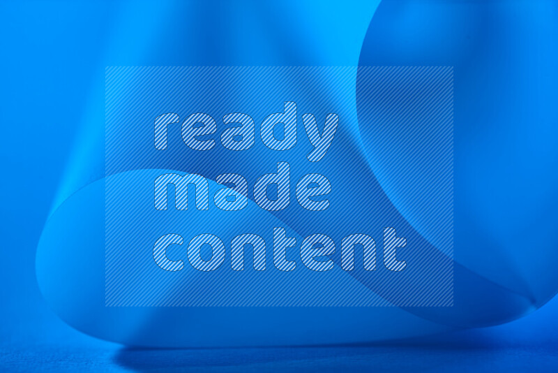 فن تجريدي يعرض منحنيات وتدرجات اللون الأزرق مكونه بضوء ملون