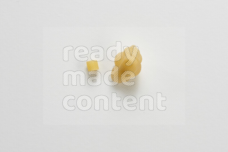 أنواع مختلفة من المعكرونة علي خلفية بيضاء