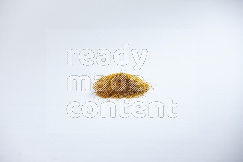 بودرة الكركم علي خلفية بيضاء