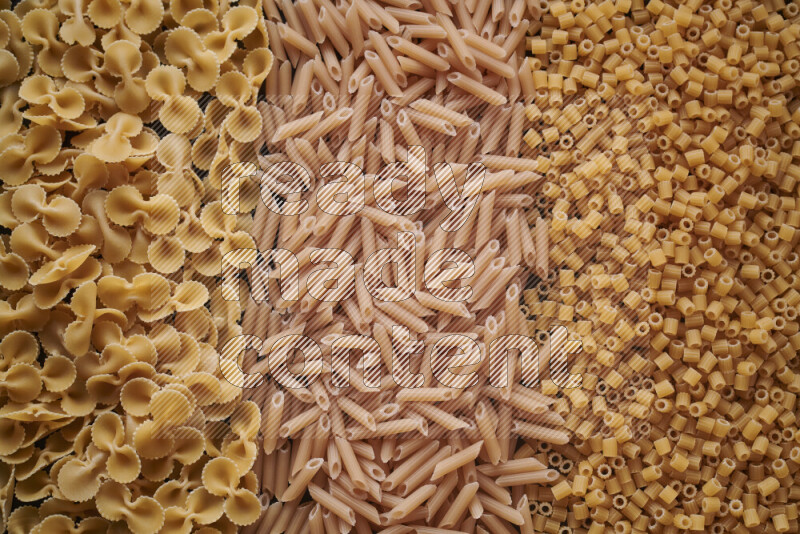 3 انواع معكرونة علي الخلفية كاملة