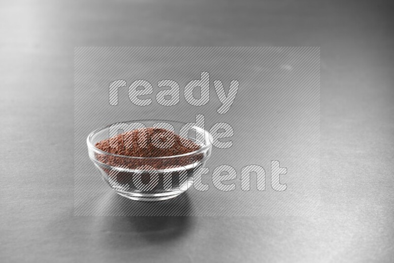 حب الرشاد في وعاء زجاجي علي خلفية سوداء