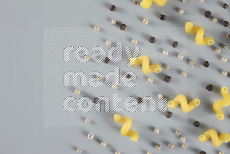 معكرونة مع مكونات متنوعة من الطماطم والثوم والبصل والفلفل الأحمر والفلفل الأسود والفلفل الأبيض وأوراق الغار وإكليل الجبل والهيل و مشروم على خلفية زرقاء فاتحة