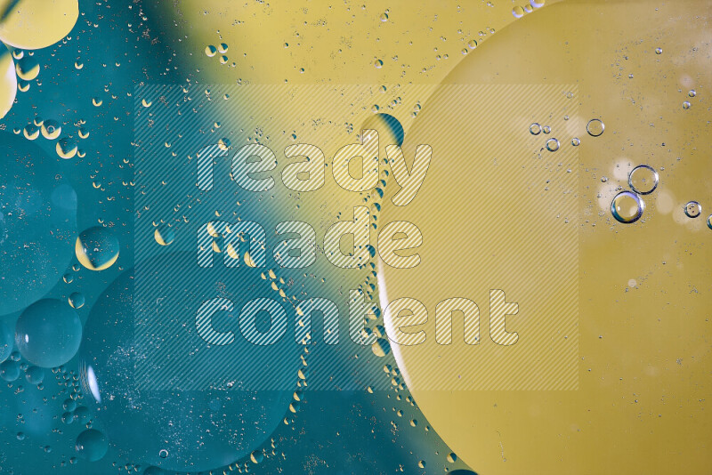 لقطات مقربة لفقاعات من الزيت على سطح الماء باللون الأزرق والأصفر