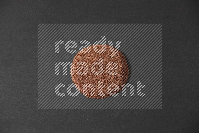 بذور حب الرشاد علي شكل دائرة علي خلفية سوداء