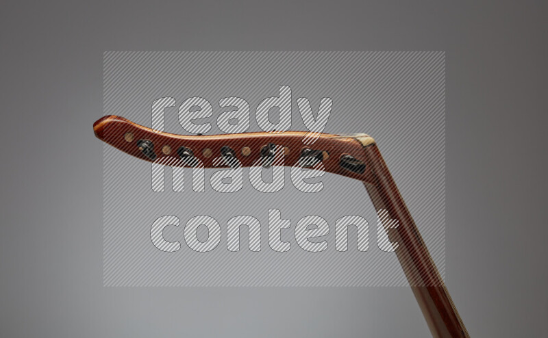 اجزاء من عود خشبي بني على خلفية رمادية