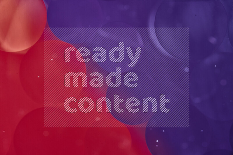 لقطات مقربة لفقاعات من الزيت على سطح الماء باللون الأحمر والأرجواني