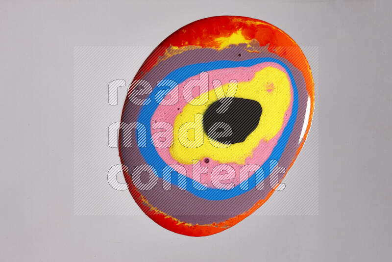 لقطات مقربة لألوان متنوعة تمتزج على خلفية رمادية