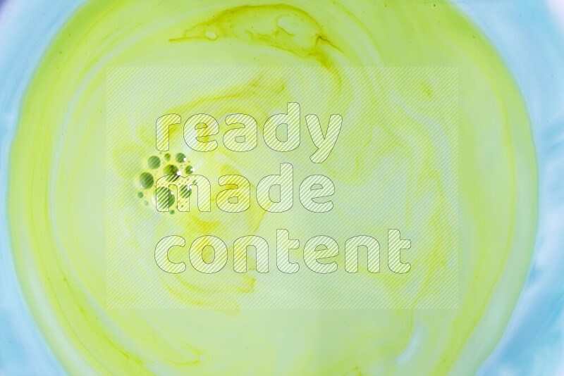 لقطة مقربة لأنماط دوامية بتدرجات اللون الأخضر