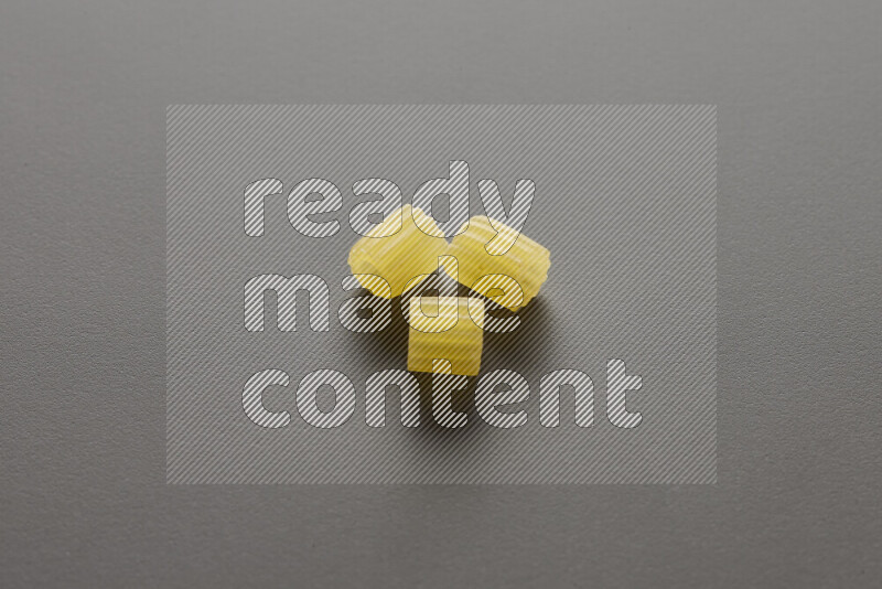 معكرونة مرمرية علي خلفية رمادية