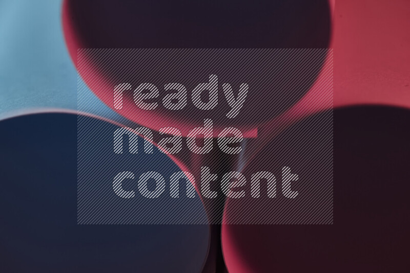 الصورة تعرض فن ورقي تجريدي بأشكال دائرية بدرجات متنوعة من اللون الأزرق والأحمر