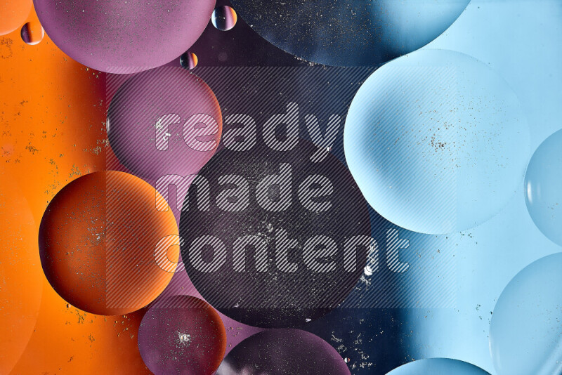 لقطات مقربة لفقاعات من الزيت على سطح الماء باللون الأزرق والبرتقالي والأرجواني