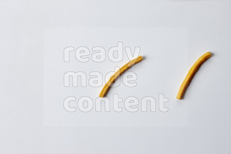 وجبات خفيفه متنوعة علي خلفية خلفية بيضاء