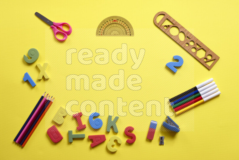 أدوات مدرسة مختلفة علي خلفية صفراء