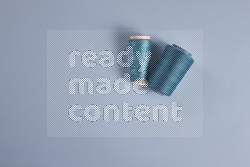 مجموعة من أدوات الخياطة والتفصيل زرقاء اللون على خلفية زرقاء