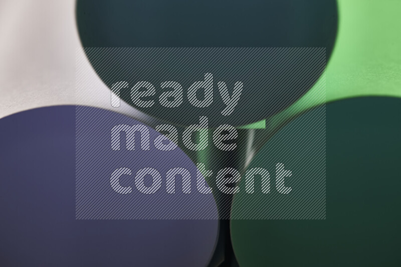 الصورة تعرض فن ورقي تجريدي بأشكال دائرية بدرجات متنوعة من اللون الأخضر