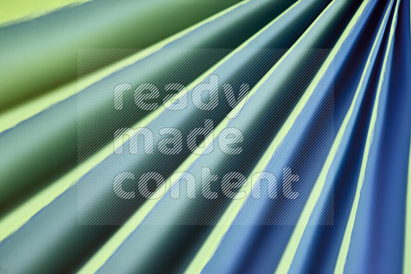 صورة تقدم نمط تجريدي ورقي من الخطوط المائلة بدرجات اللون الأخضر والأزرق