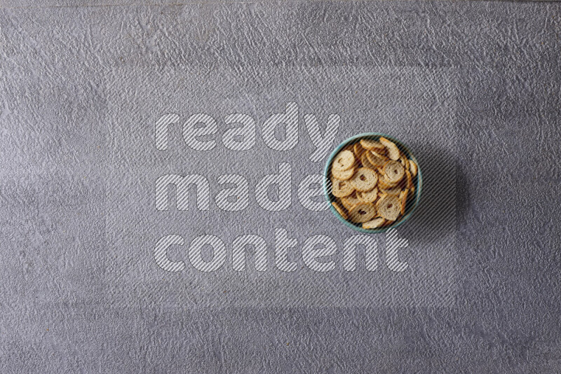 وجبات خفيفة متنوعة في أوعية فخارية على خلفية رمادية