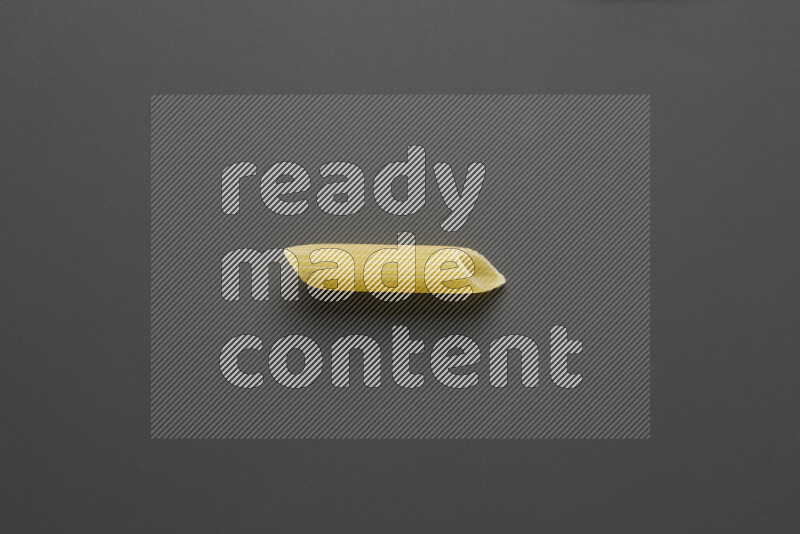 معكرونة فرن علي خلفية رمادية