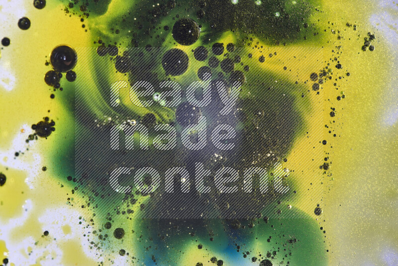 لقطات مقربة لقطرات ألوان مائية صفراء وزرقاء وخضراء على سطح الزيت على خلفية بيضاء