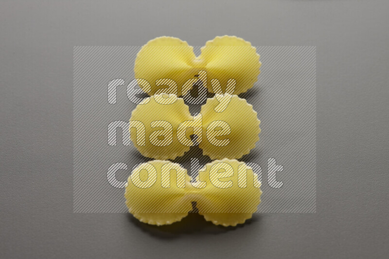 معكرونة فيونكة علي خلفية رمادية