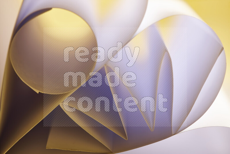 عرض فني لطيات الورق تخلق مزيج من الأشكال الهندسية، مضاءة بإضاءة ناعمة بدرجات اللون الأبيض والذهبي