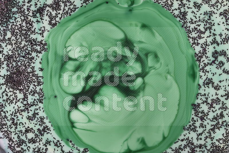 لقطة مقربة لبريق أرجواني متلألئ منتشر على خلفية من اللون الأخضر والأبيض في حركات دائرية