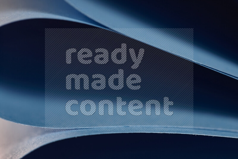 فن تجريدي يعرض المنحنيات المرتبة للأوراق باللون الأزرق