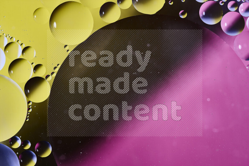 لقطات مقربة لفقاعات من الزيت على سطح الماء باللون الأصفر والوردي والأسود