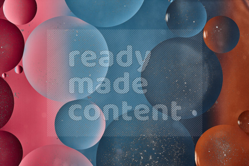 لقطات مقربة لفقاعات من الزيت على سطح الماء باللون الأزرق والبرتقالي والوردي