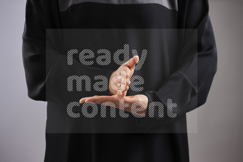 امرأة تشير بيديها بلغة الإشارات المختلفة