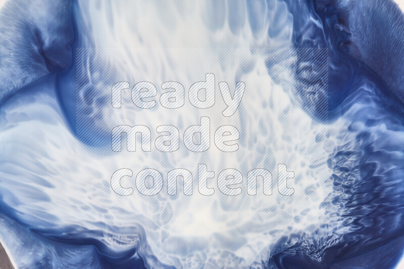 لقطة مقربة لأنماط دوامية باللون الأزرق والأبيض