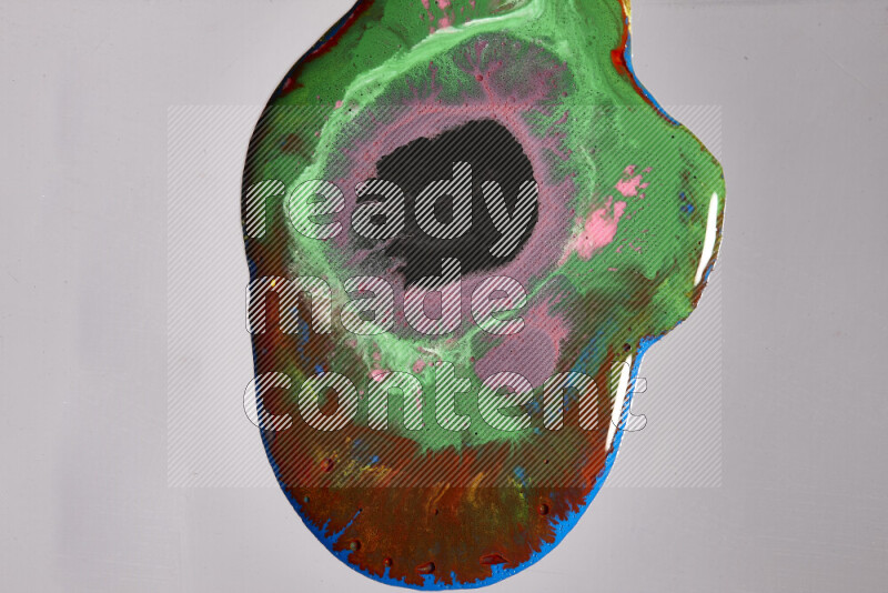 لقطات مقربة لألوان متنوعة تمتزج على خلفية رمادية