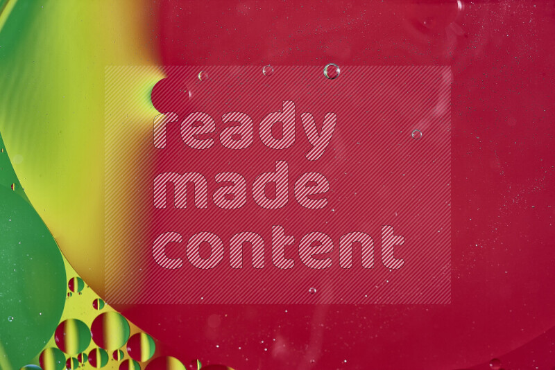 لقطات مقربة لفقاعات من الزيت على سطح الماء بألوان متنوعة