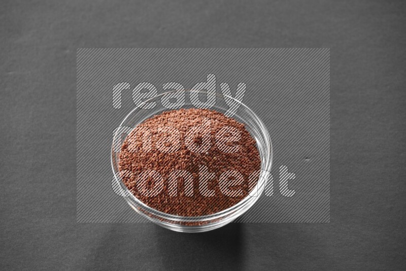 حب الرشاد في وعاء زجاجي علي خلفية سوداء