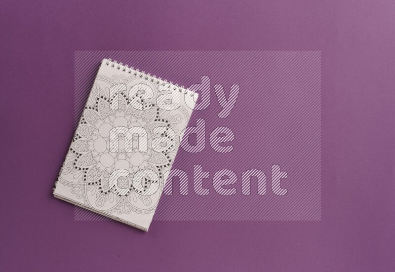 كتاب تلوين مع بعض أقلام التلوين على خلفية أرجوانية