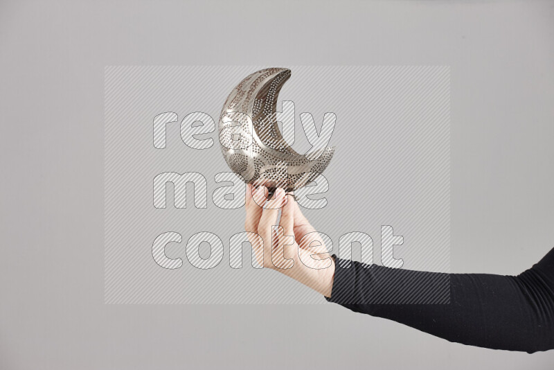 امرأة ترتدي عباءة سوداء تحمل فوانيس رمضانية مختلفة في أوضاع متعددة