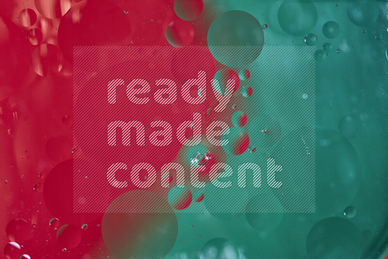 لقطات مقربة لفقاعات من الزيت على سطح الماء باللون الأخضر والأحمر