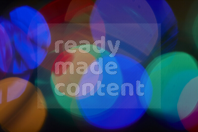 مصابيح ملونة علي خلفية سوداء