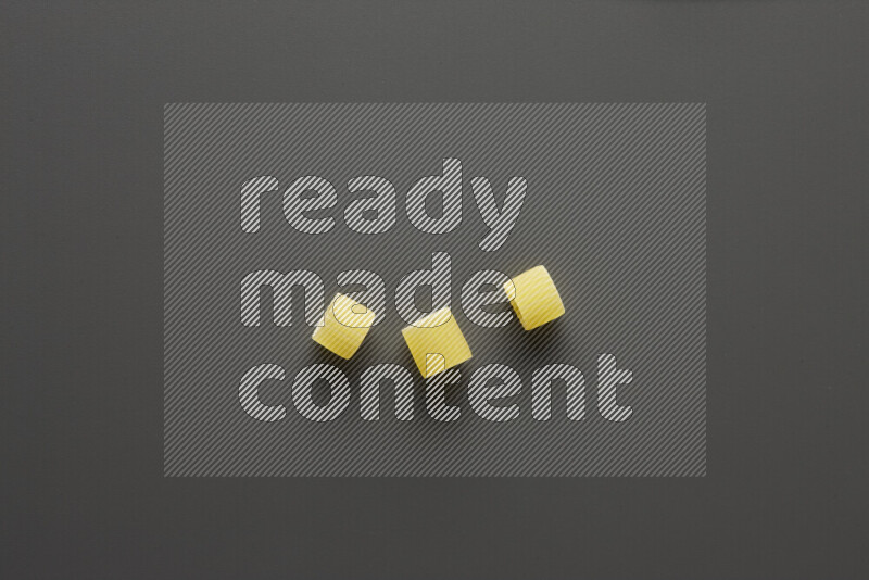 معكرونة خواتم علي خلفية رمادية