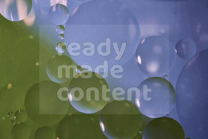 لقطات مقربة لفقاعات من الزيت على سطح الماء باللون الأزرق والأخضر