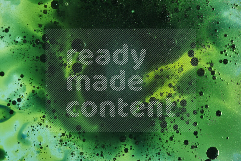 لقطات مقربة لقطرات ألوان مائية خضراء على سطح الزيت على خلفية خضراء